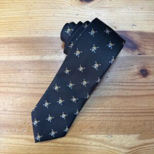 Cruzados con calaveras y sombreros, corbata de diseños únicos, moda masculina elegante y moderna.