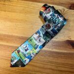 Corbata personalizada con ilustraciones de la naturaleza y animales, ideal para eventos y ocasiones especiales.