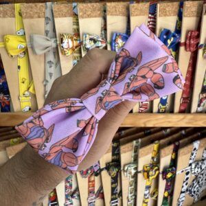 2. Lazo de pelo con estampado de dibujos animados en color lila, ideal para accesorios de moda infantil y femenina.