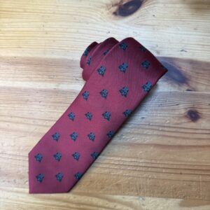 Elegante corbata burdeos con estampado de Darth Vader, ideal para eventos formales y arreglos profesionales en Madrid.