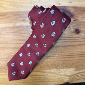 Corbata burdeos con estampado de stormtroopers de Star Wars, elegante y original para ocasiones especiales.