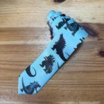 Cinta de regalo con dinosaurios en tonos azules y negro para regalos originales y divertidos.