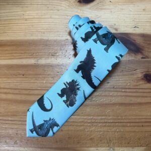 Cinta de regalo con dinosaurios en tonos azules y negro para regalos originales y divertidos.