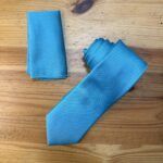 Cinta de satén azul para manualidades y decoraciones.