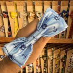 2. Llavero con estampado de anclas en tela azul, ideal para accesorios navideños y regalos náuticos.