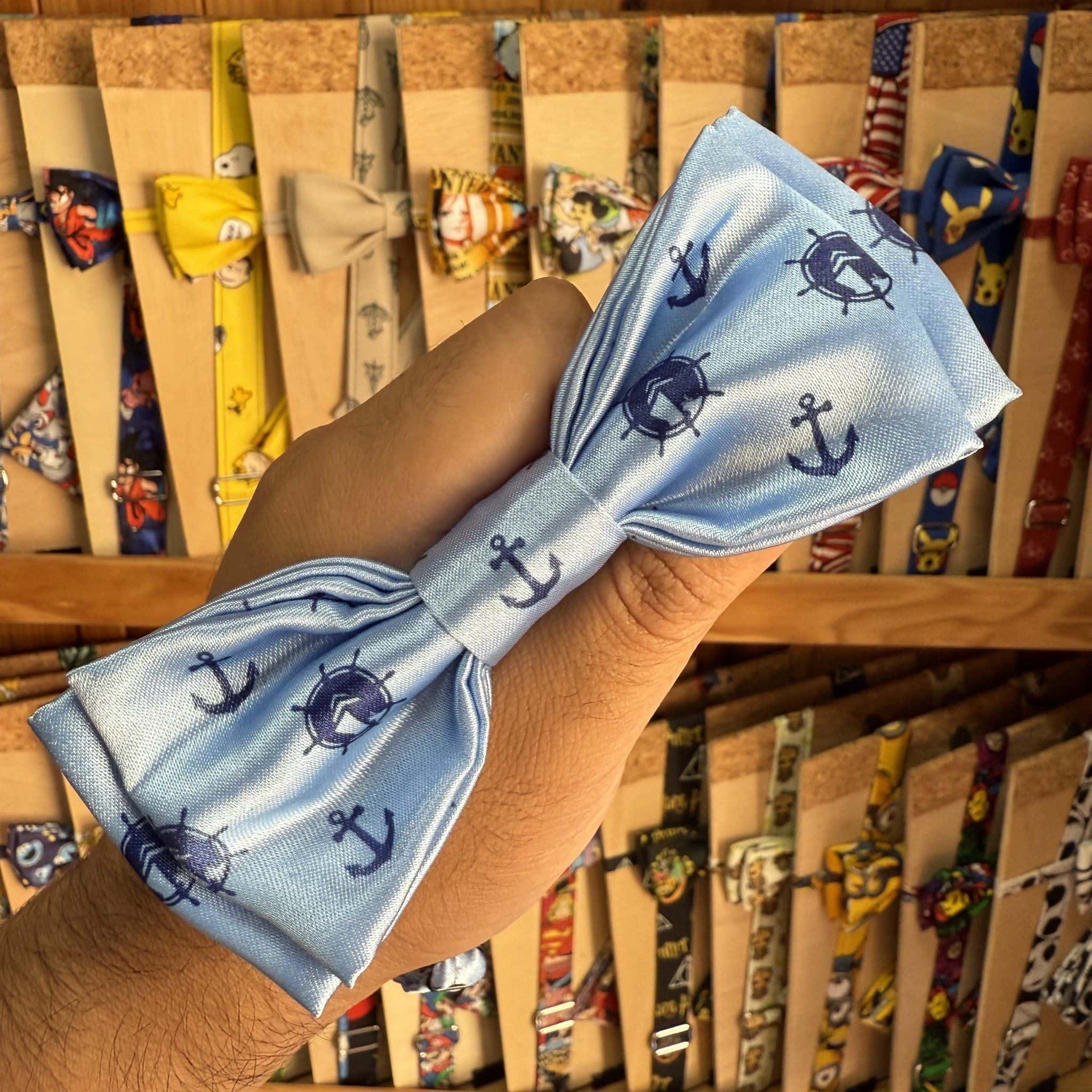 2. Llavero con estampado de anclas en tela azul, ideal para accesorios navideños y regalos náuticos.