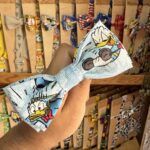 Coloreada cinta para mascotas con personajes de Disney, ideal para complementar disfraces y accesorios infantiles.
