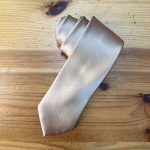 Lazo de seda dorado para trajes y accesorios de boda.