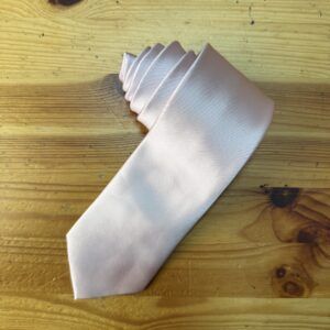 1. Corbata de satén beige para eventos y ocasiones especiales.