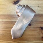 Lazo de seda en color champagne para bodas y eventos elegantes.