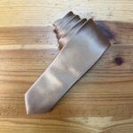 Lazo de seda elegante en tono nude para bodas y eventos especiales.