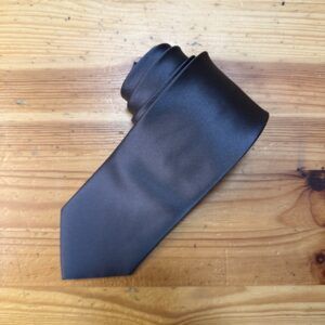 Corbata negra clásica para ocasiones formales y elegantes.