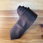 Corbata negra de seda elegante y formal para ocasiones especiales y eventos profesionales.