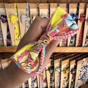 Fita para cabello con diseño de personajes infantiles y estampado colorido.