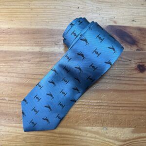 Corbata azul con logotipo técnico y diseño elegante para ocasiones formales.