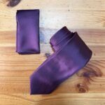 Lazo de mujer en satén color burdeos para bodas y ocasiones especiales.