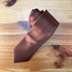 Corbata de satén color marrón para hombre, elegante y de alta calidad.