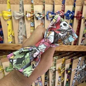 Coloridos lazos de tela con personajes de dibujos animados y videojuegos en tienda de accesorios.
