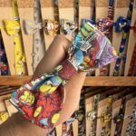 Banda para peinado con estampado de cómic Marvel, ideal para amantes de los superhéroes.