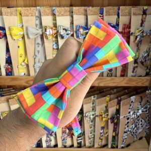 Colorido lazo de tela para mascotas, con diseño pixelado y ajustable. Ideal para decorar y posar a tu mascota con estilo.