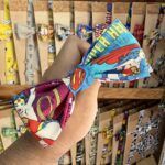 Superhéroes y cómics: diadema de tela con diseño de Wonder Woman y Superman en tienda de accesorios.