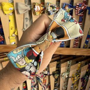 1. Lazo de tela con estampado de cómic y personajes de superhéroes para mascotas.