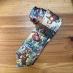 Cinta de rayas con estampado de personajes de cómic Marvel, Iron Man, Spider-Man, Hulk en diseño infantil.