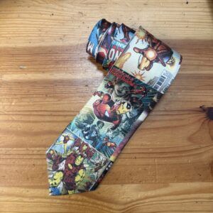 Cinta de rayas con estampado de personajes de cómic Marvel, Iron Man, Spider-Man, Hulk en diseño infantil.
