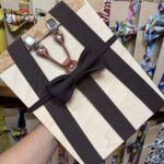 Chaleco de madera para regalo con lazo negro y tirantes ajustables, ideal para ocasiones especiales y detalles personalizados.
