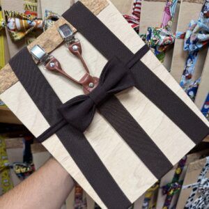 Chaleco de madera para regalo con lazo negro y tirantes ajustables, ideal para ocasiones especiales y detalles personalizados.
