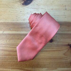 Banda de tela rosa satinada para accesorios y moda.