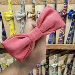 1. Lazo de piel sintética rosa con elegante acabado brillante y textura suave.