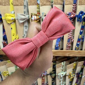 1. Lazo de piel sintética rosa con elegante acabado brillante y textura suave.