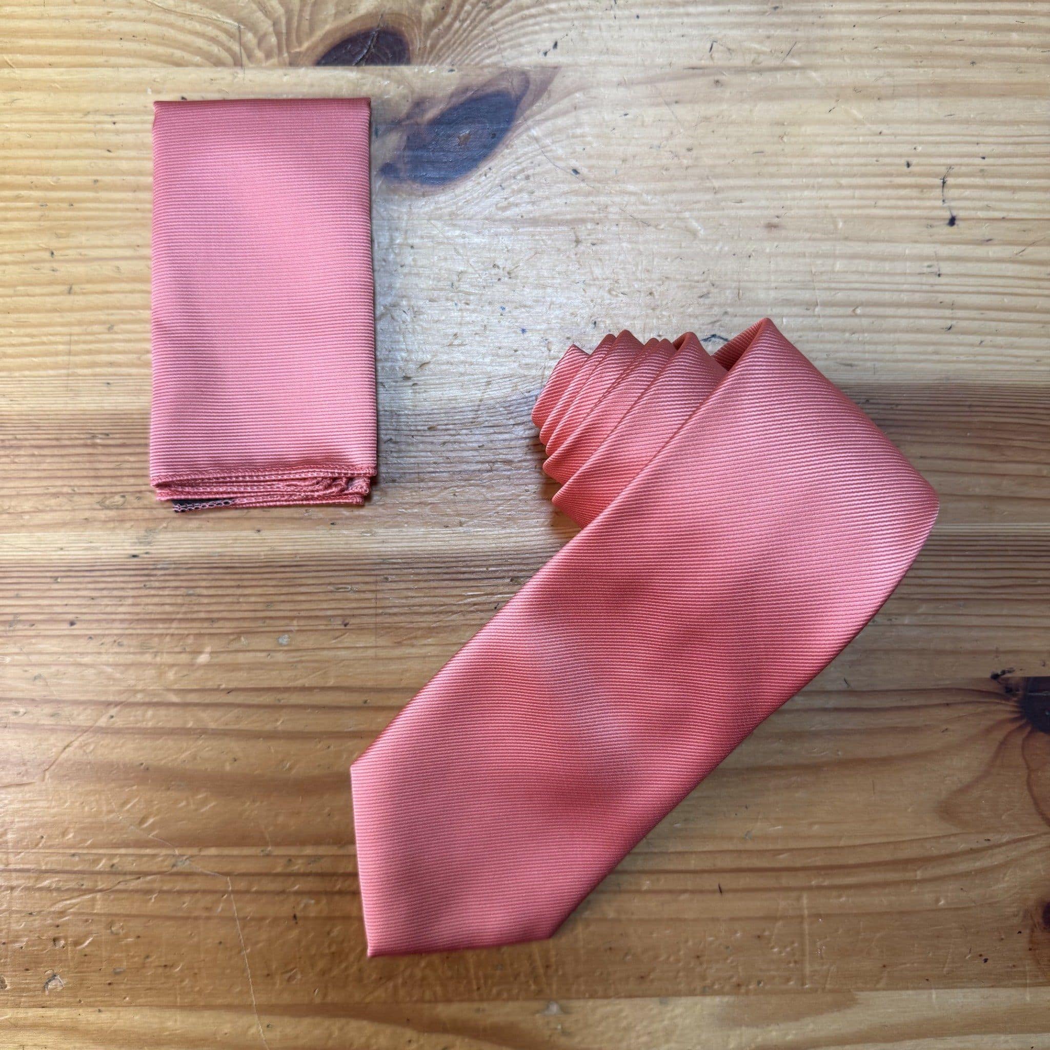Corbata de seda rosa pálido con textura elegante para eventos formales y sociales.