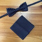 Corbata y pañuelo de lunares navy para mujer, accesorios moda elegantes y modernos.
