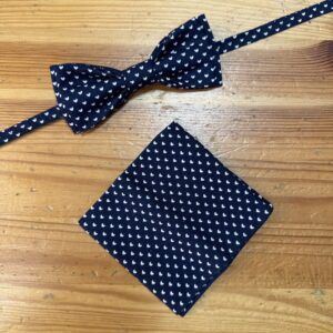 Corbata y pañuelo de lunares navy para mujer, accesorios moda elegantes y modernos.