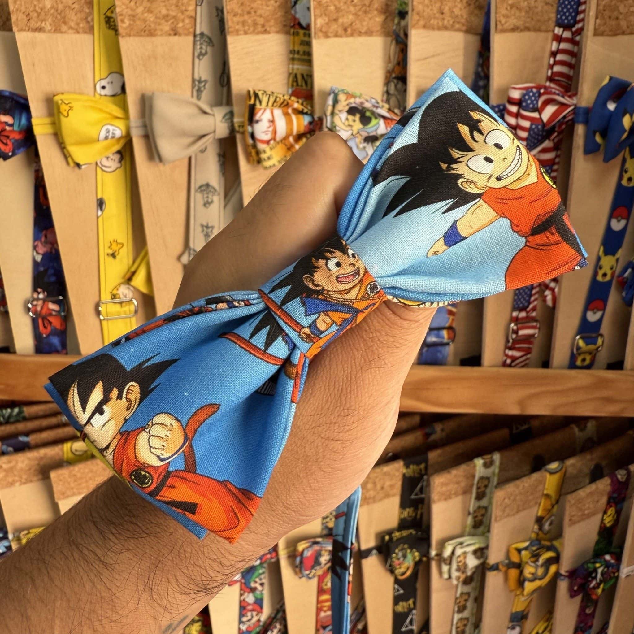 Cola de lazo de tela con personajes de Dragon Ball, perfecta para peinados infantiles y accesorios de moda.