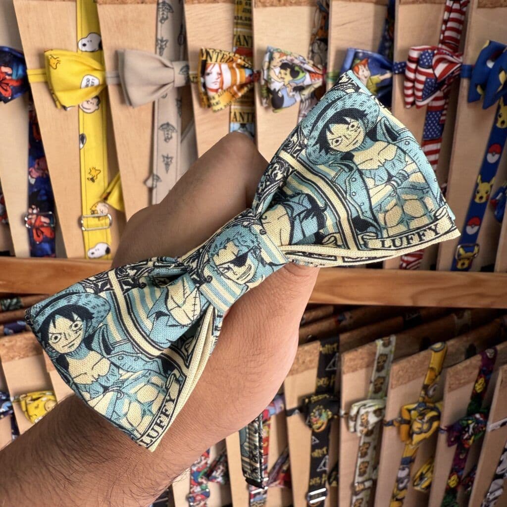 Lazo de tela de personajes de anime y cómics en tienda de accesorios.