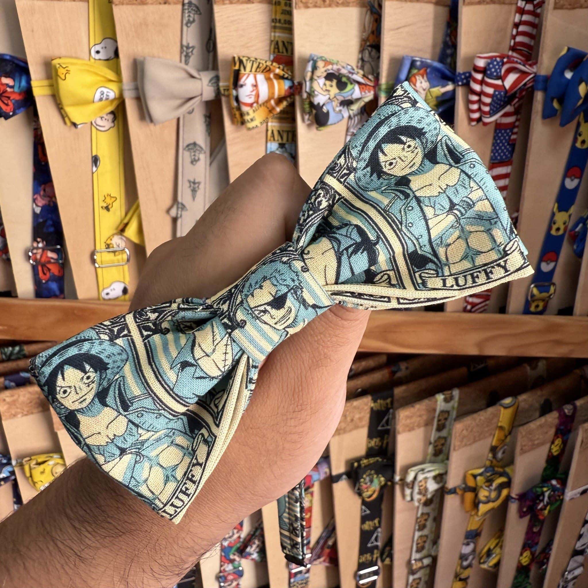 Lazo de tela de personajes de anime y cómics en tienda de accesorios.