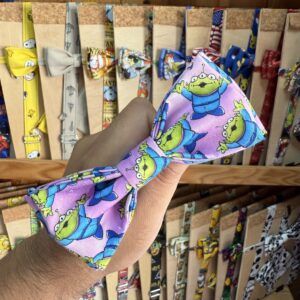 1. Pajarita de tela con personajes de alienígenas en color rosa y azul, para accesorios de moda.