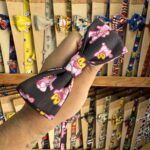 1. Bandana de tela con diseño de personajes de dibujos animados en fondo negro.