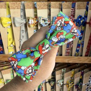Superficie de la mochila con estampado de Mario Bros, colorida y divertida, ideal para niños y fanáticos de videojuegos retro.