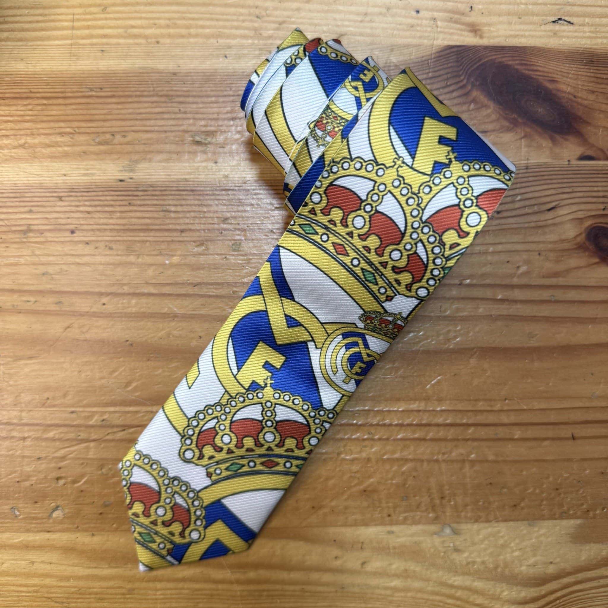 Corbata con diseño de escudo del Real Madrid, moda y merchandising de fútbol, accesorio oficial.