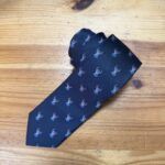 Corbata azul con diseño de personajes de Carmenatis para hombre elegante y original.