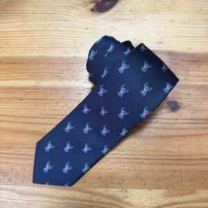 Corbata azul con diseño de personajes de Carmenatis para hombre elegante y original.