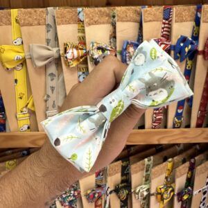 1. Diadema con diseño de personajes de Totoro y detalles verdes para niñas.