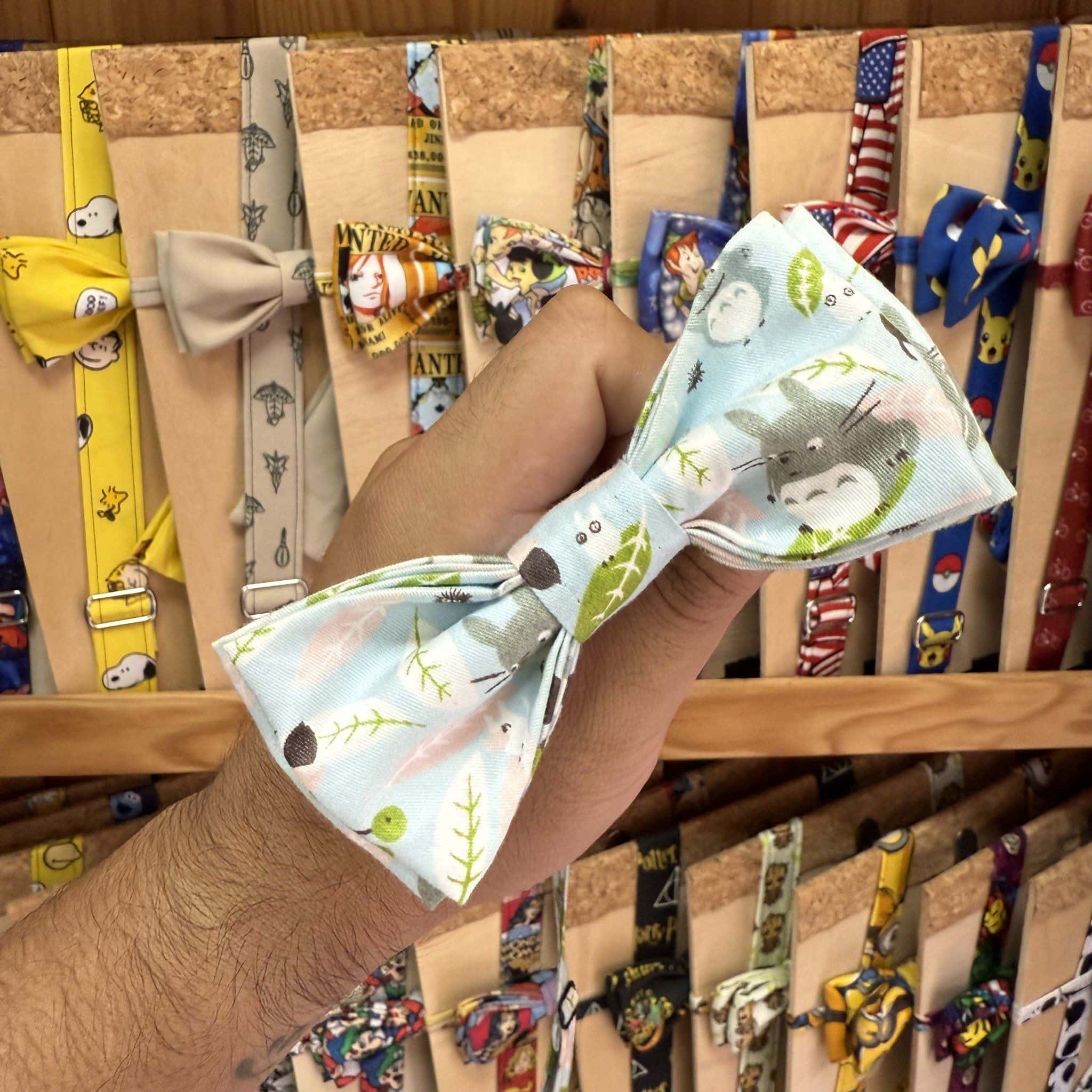 1. Diadema con diseño de personajes de Totoro y detalles verdes para niñas.
