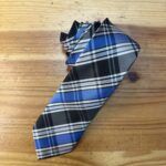 Corbata de cuadros en tonos azules, negros y blancos, perfecta para looks formales y elegantes.