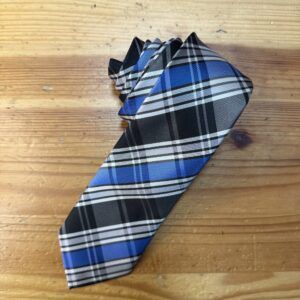 Corbata de cuadros en tonos azules, negros y blancos, perfecta para looks formales y elegantes.