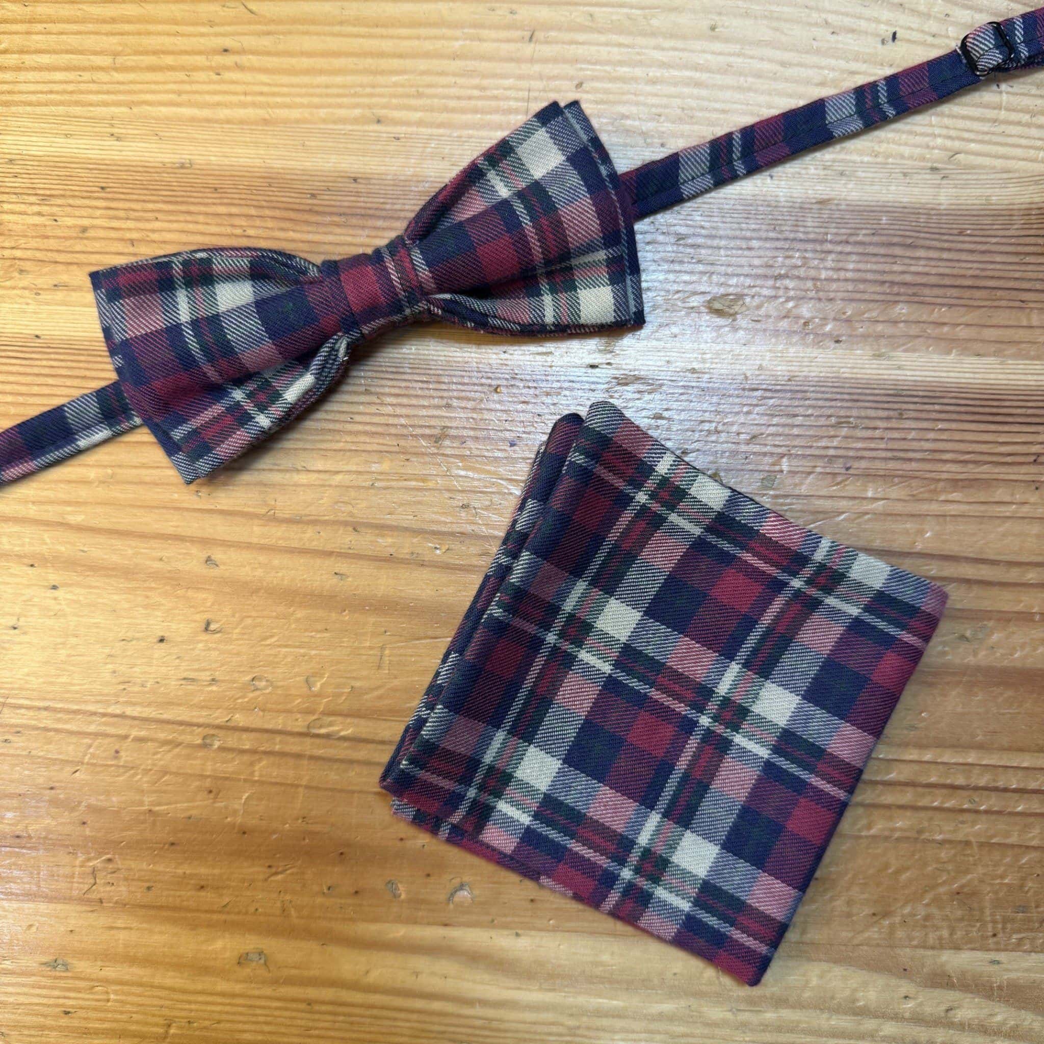 1. Corbata y pañuelo de cuadros tartán en tonos rojos, azules y beige para ocasiones elegantes.